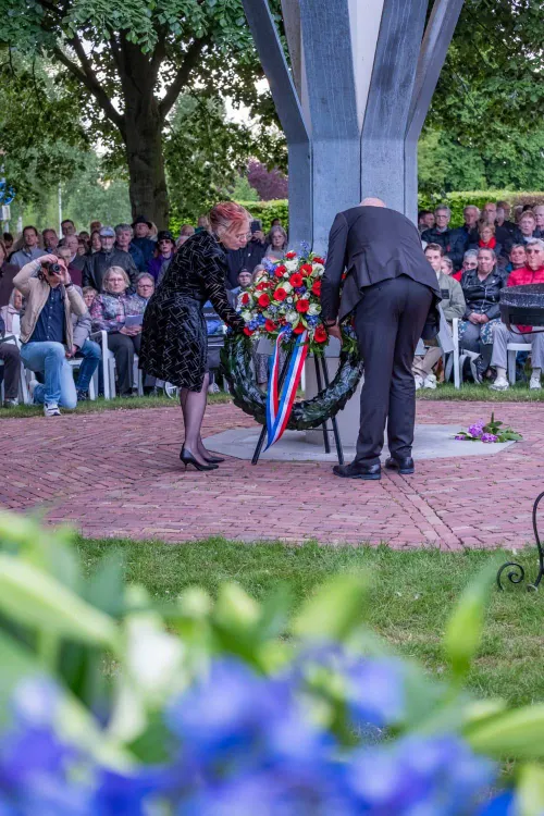 Het leggen van de krans bij het monument aan de Meerdreef. Foto: gemeente Wijchen