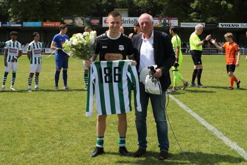 Voor de wedstrijd neemt Dennis Straten afscheid van het eerste elftal. Rechts bestuurslid voetbalzaken Guus van Schijndel. Foto: Peter van der Hoeven