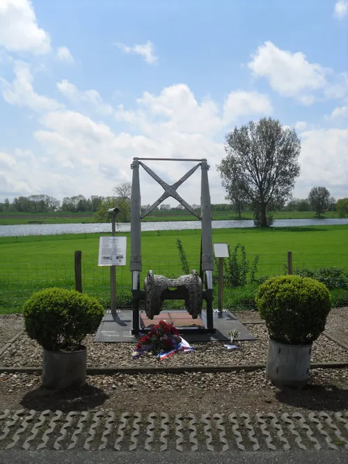 Oorlogsmonument ter nagedachtenis aan de geallieerde militairen aan de Ringdijk in Batenburg. Foto: Groucho NL/Wikipedia