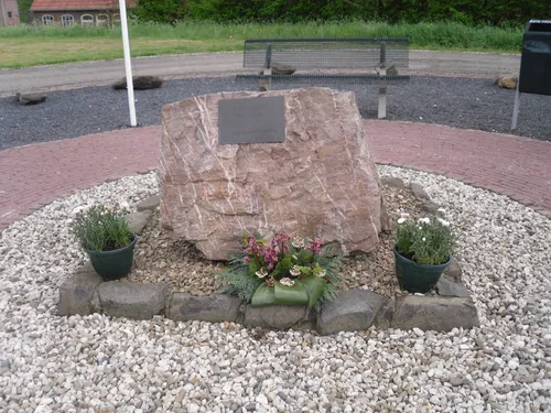 Oorlogsmonument 'Een brug “te veel”' aan de Maasbandijk ten noordwesten van Niftrik. Het is opgericht in 2003 ter herdenking aan 8 Nederlanders die tijdens de Tweede Wereldoorlog door oorlogsgeweld om het leven zijn gekomen. Foto: Groucho NL/Wikipedia