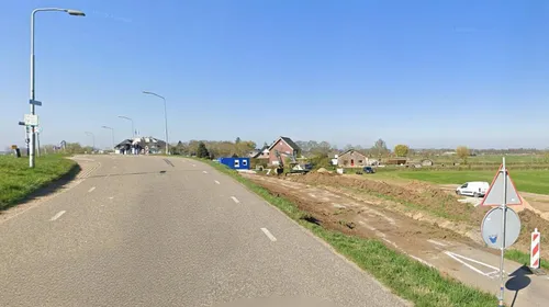 De aanleg van het fietspad (rechts) heeft lang geduurd. Het werk aan de dijk kon namelijk niet in de winter worden uitgevoerd, omdat de dijk in die periode tijdelijk dicht is. Een opname van april 2025. Foto: Google Maps