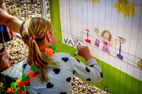 De winnaars van de tekenwedstrijd mochten hun naam op hun eigen tekening zetten. Foto: Dick Vogelzang