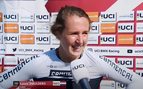 Laura Smulders wordt geïnterviewd na haar winst in de finale. Foto: still uit liveregistratie UCI