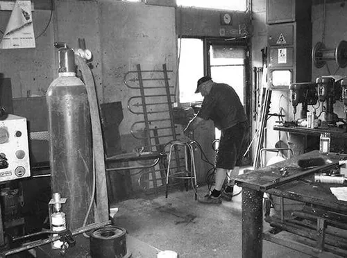 Oprichter Giel Mulders aan het werk in zijn eigen werkplaats. Foto: Mulders Lasbedrijf