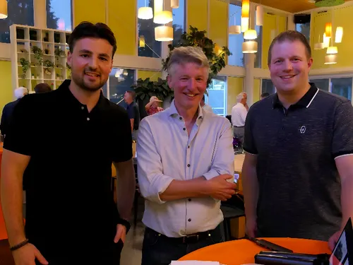 Hoogleraar David Smeulders (m) met de organisatoren Joost Kersten (l) en Tim Klinkhamer (r). Foto: Kernachtig Wijchen