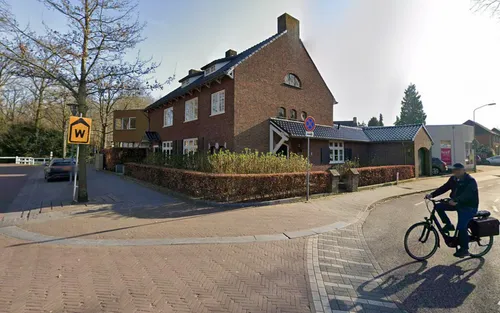 <i>De dubbele woning op de hoek Spoorstraat-Herenstraat in Wijchen. Foto: Google Maps</i>