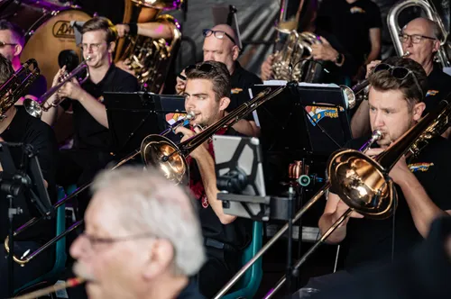 Trombonist Barís van Leersum (midden), sinds 3 jaar actief met het Vierdaagse Orkest. Foto: Jorick de Kruif
