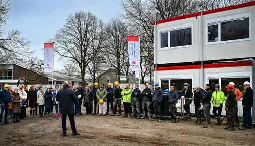 Foto 1 - Wethouder Twan van Bronkhorst spreek bouwers en genodigden toe hoogste punt MFA Westwijzer_Dick Vogelzang naamsvermelding