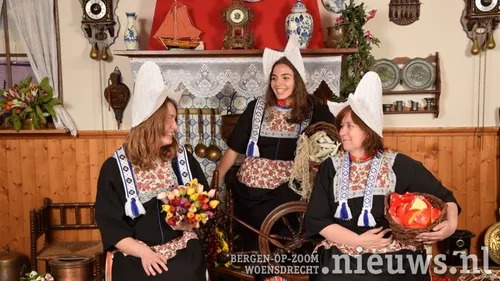 gastgezin in klederdracht