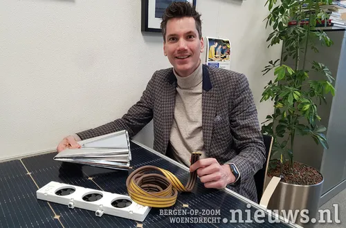wethouder van agtmaal met kleine energiebesparende producten