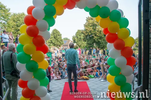 De wethouder spreekt de kinderen toe<br>