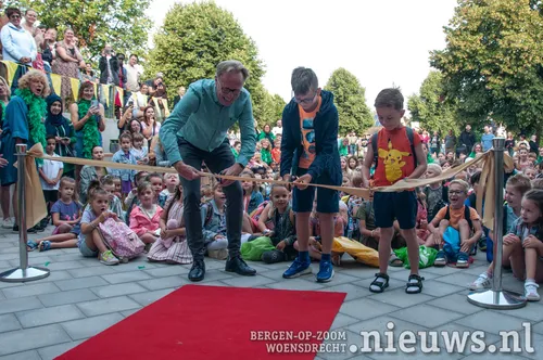 Met z'n drieën wordt het lint doorgeknipt<br>