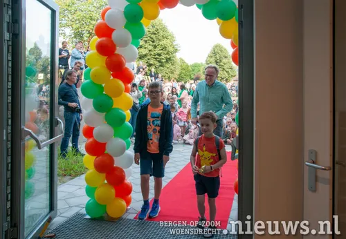 ..... en dan de nieuwe school in<br>