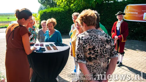 De naamkaartjes liggen er en de vrijwilligers en lakei Jean Luc de Balzac zijn klaar om de gasten te ontvangen