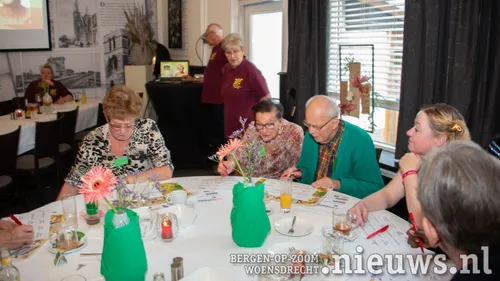 Geconcentreerd meedoen met de muziekbingo