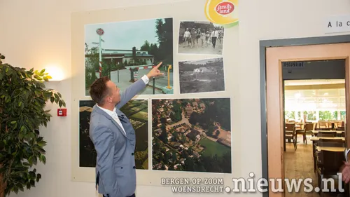 Michael van Hoorne wijst op een oude foto van de familie Van den Plas