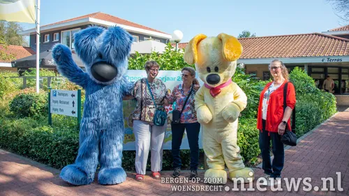 De zussen samen met hun nieuwe buren,&nbsp; Woezel &amp; Pip
