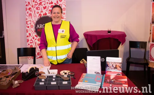 Elvira Adriaansen op de stand van Stichting in den Scherminckel en de Geschiedkundige Kring