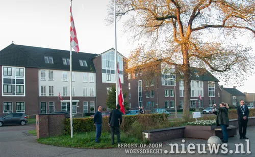 De Canadese vlag wordt gehesen voor het gemeentehuis<br>