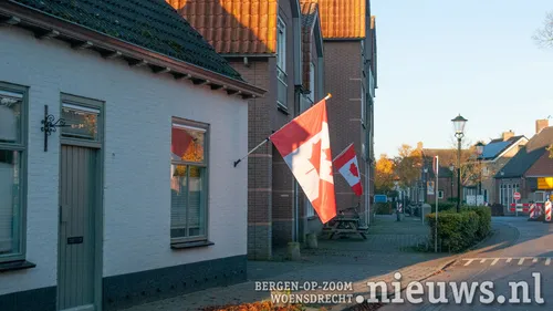 Veel mensen hadden als eerbetoon een Canadese vlag opgehangen<br>