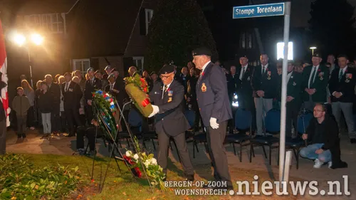 Kranslegging bij het monument<br>