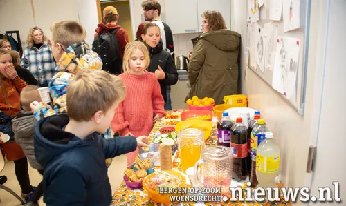 De tafel met lekkers kreeg ook veel aandacht<br>