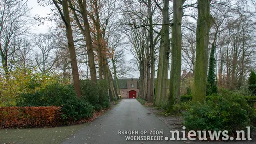 De laan naar het poortgebouw<br>