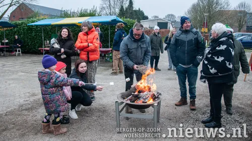 Gezellig marshmallows roosteren boven een vuurtje<br>