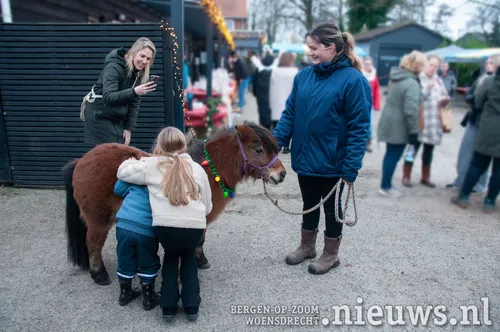 Welk kind wil nou niet graag een pony aaien<br>