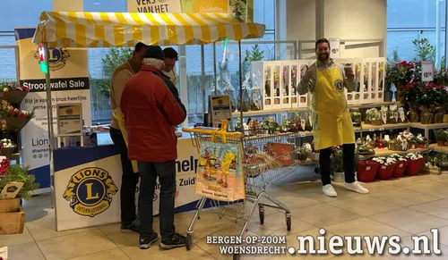 In de lokale Jumbo supermarkt stonden leden van de Lions Club stroopwafels te verkopen voor ‘t goede doel!