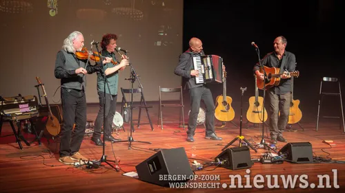 Met viool, fluit, accordeon en gitaar