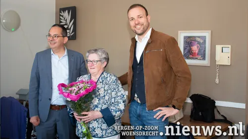 Vrijwilligster Sophie Verresen tussen burgemeester Adriaansen en wethouder De Heer