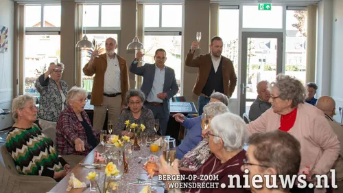 Een toost op 10 jaar huiskamer Hoogerheide