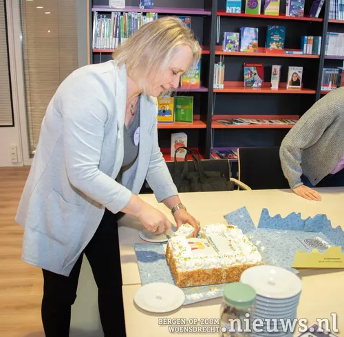 De taart wordt aangesneden