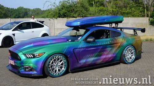 Getunede auto's achter de kerk