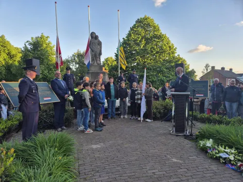 Leerlingen van LPS Fortuna en de 2 Canadezen Rob en Heather&nbsp;Gow Segriff