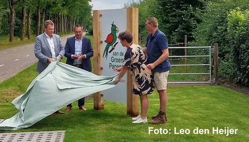 Onthulling van het bord door&nbsp;burgemeester Steven Adriaansen,
wethouder Rainier Schuurbiers en het echtpaar van Vulpen