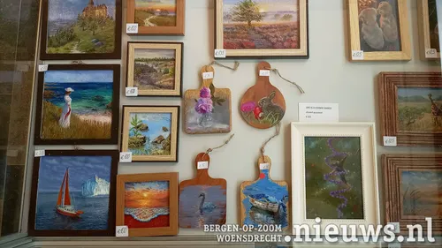 In een vitrine had Suzana haar kleinere (en goedkopere) kunstwerkjes&nbsp;gepresenteerd