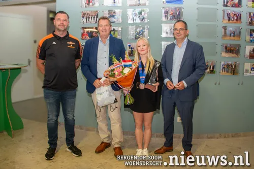 Ron van Tonnear,&nbsp;Wethouder Rainier Schuurbiers, Shania van den Berg en burgemeester Steven Adriaansen