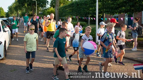 en toen kwam, iets rustiger, de lange stoet wandelaars ...