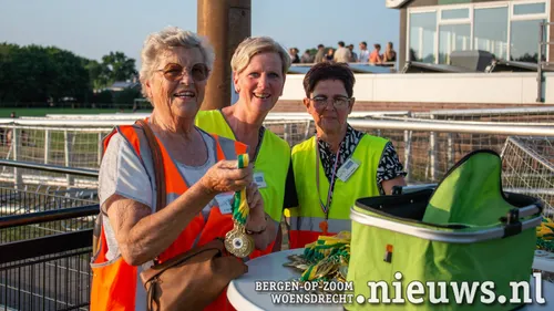 De dames van de medaille uitreiking