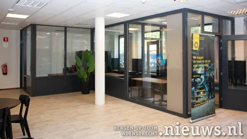 Afgeschermde ruimtes met werkplekken om te studeren