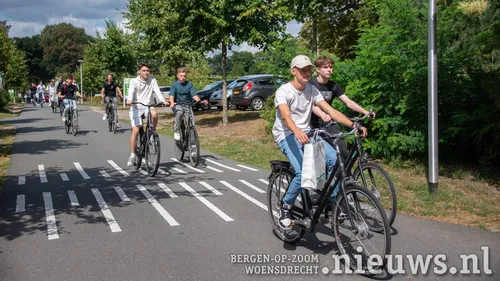 De studenten komen per fiets aan bij 'The Cabin'