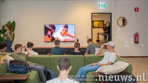 In de ene huiskamer lekker chillen en in de andere wordt getafeltennist