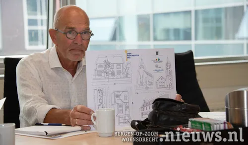 Wim van Hoek toont de bouwplaat