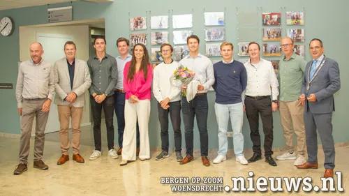 Lars met zijn teamgenoten en de burgemeester en wethouder