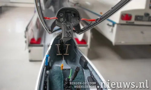 De cockpit van Lars z'n zweefvliegtuig met de instrumenten. In het midden de navigatie, links en rechts diverse meters en onder de communicatie apparatuur
