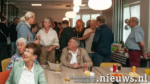 Het was gezellig druk bij de woningstichting binnen