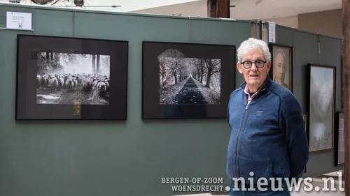 Penningmeester van de stichting, Anton de Krom, bij zijn foto's