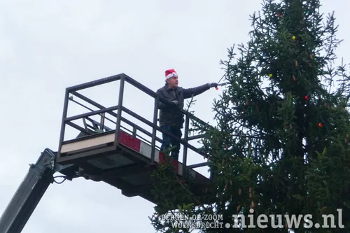 Ook boven in de boom moeten lampjes komen